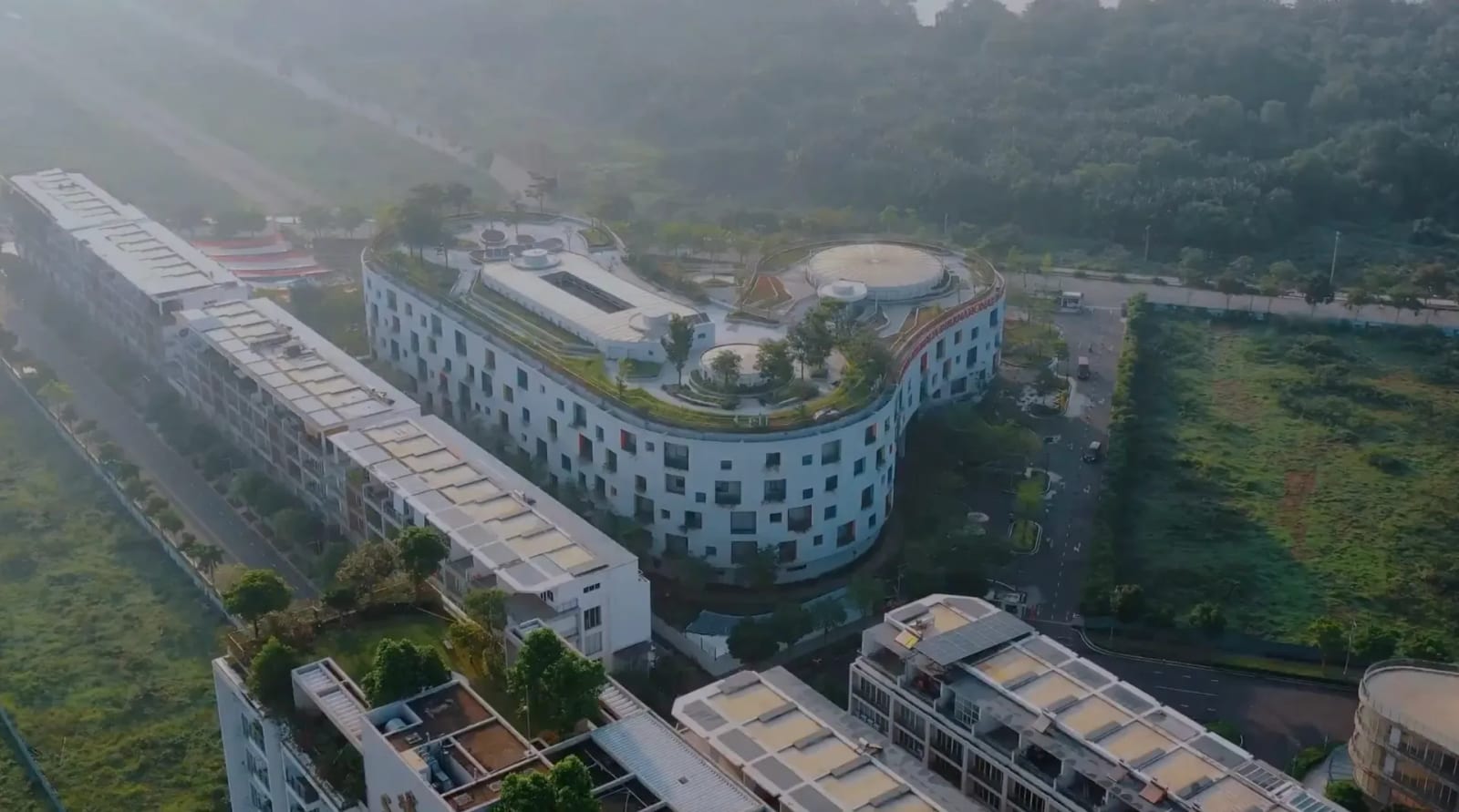 Đội ngũ giáo viên và học sinh tại một cơ sở VAS