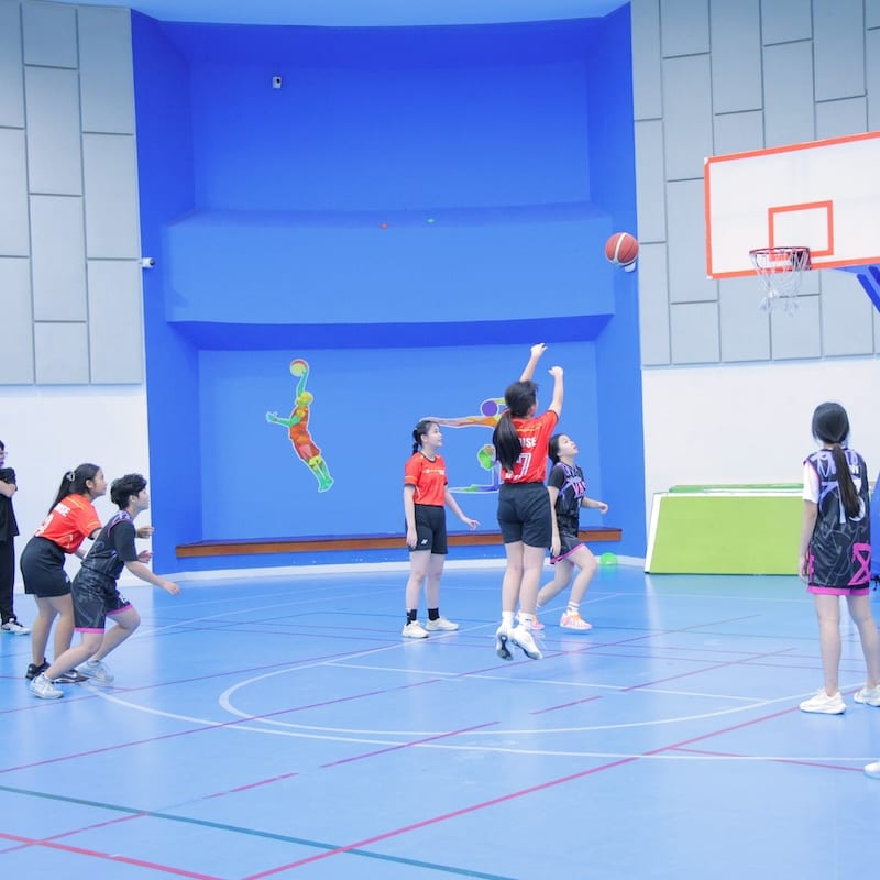 Học sinh và giáo viên trong hoạt động thể thao