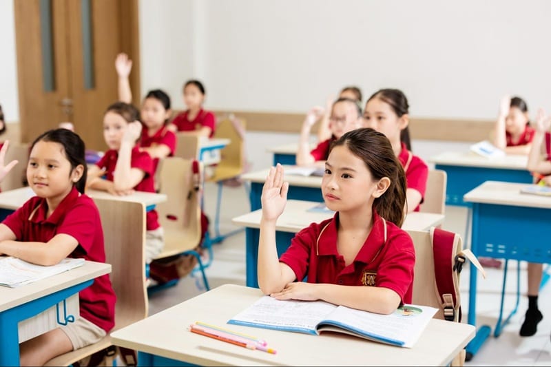 Giáo viên hướng dẫn học sinh trong lớp học