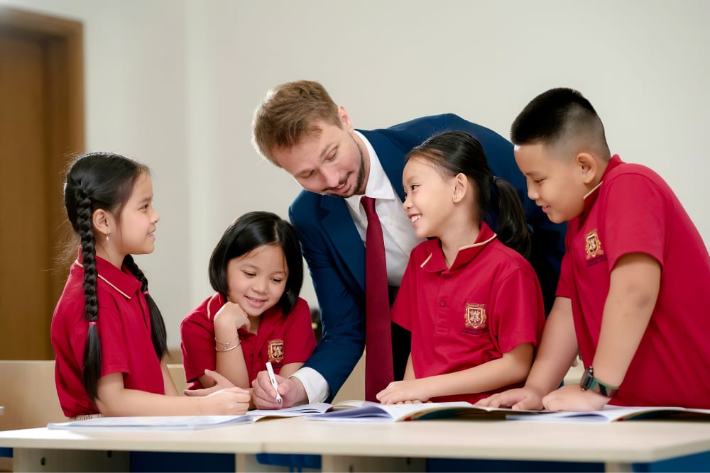 Lớp học ngoại ngữ với giáo viên và học sinh